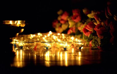 Mum Tay kültürünün Asalha Puja gün, Magha Puja günü Visakha Puja gün yaktı