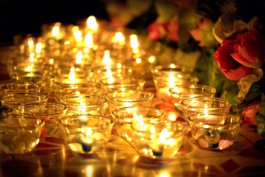 Mum Tay kültürünün Asalha Puja gün, Magha Puja günü Visakha Puja gün yaktı