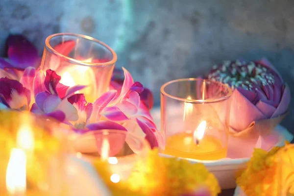 Vela iluminada cultura tailandesa passeio de flores no dia Asalha Puja, dia Magha Puja, dia Visakha Puja — Fotografia de Stock