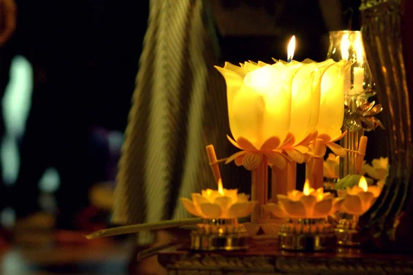 Passeio cultural tailandês iluminado por velas no dia do Puja de Asalha, dia do Puja de Magha, dia do Puja de Visakha — Fotografia de Stock