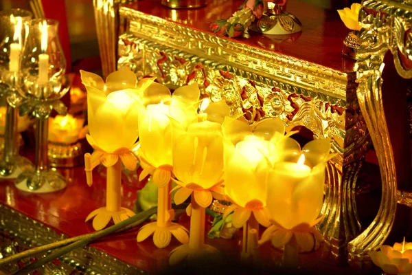 Passeio cultural tailandês iluminado por velas no dia do Puja de Asalha, dia do Puja de Magha, dia do Puja de Visakha — Fotografia de Stock