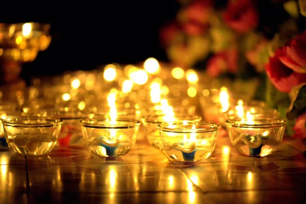 Ljus tända thailändska kulturen i Asalha Puja dag, Magha Puja dag, Visakha Puja dag — Stockfoto