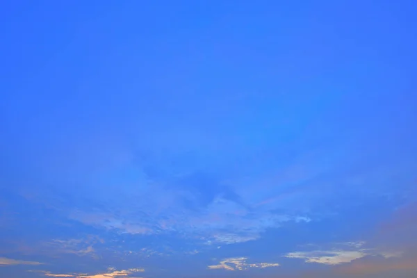 하늘 구름 아름 다운 석양 배경 — 스톡 사진