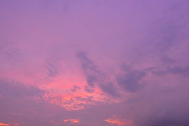 Bulutlar güzel günbatımı arka plan ile gökyüzü