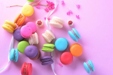 Renkli macarons veya bademli kurabiye tatlı tatlı yemek güzel