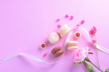 Renkli macarons veya bademli kurabiye tatlı tatlı yemek güzel