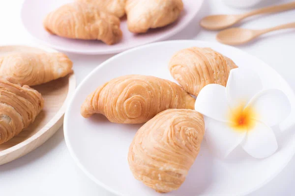 Curry-Blätterteig ist ein sehr beliebter Snack, der auf die Bedürfnisse von Kindern angepasst wurde. — Stockfoto