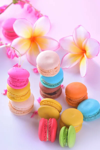 Kleurrijke macarons of bitterkoekjes dessert zoete mooi om te eten — Stockfoto