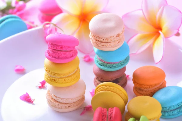 Macarons variopinti o dessert di macaroni dolci belli da mangiare — Foto Stock