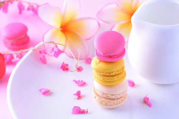 Macarons coloridos ou macaroons sobremesa doce bonito para comer — Fotografia de Stock