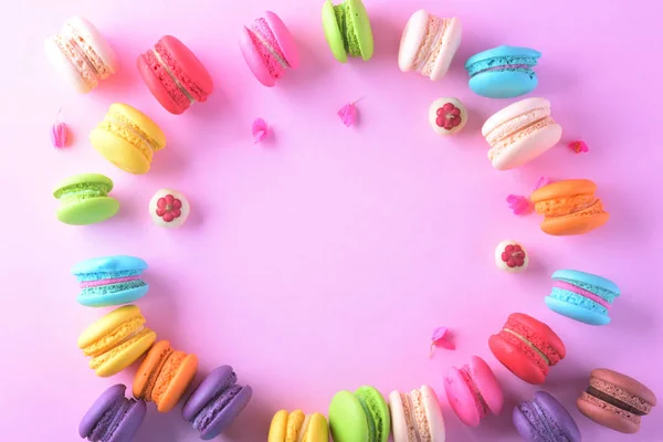 Macarons coloridos ou macaroons sobremesa doce bonito para comer — Fotografia de Stock