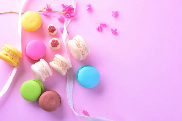 Színes macarons vagy macaroons desszert édes szép enni — Stock Fotó