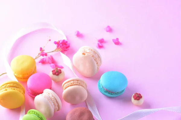 Macarons coloridos ou macaroons sobremesa doce bonito para comer — Fotografia de Stock