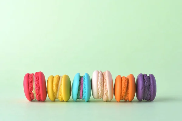 Macarons coloridos ou macaroons sobremesa doce bonito para comer — Fotografia de Stock