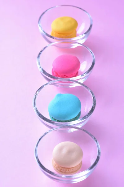 Colorful macarons or macaroons in Glass cup dessert sweet beauti — Stock Photo, Image
