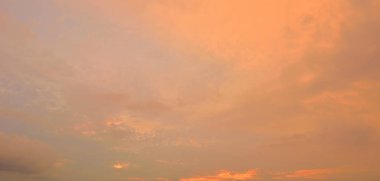 Bulutlar güzel günbatımı arka plan ile gökyüzü