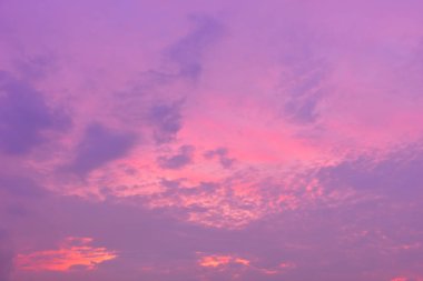 Bulutlar güzel günbatımı arka plan ile gökyüzü