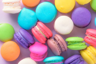 Renkli macarons veya bademli kurabiye tatlı tatlı yemek güzel