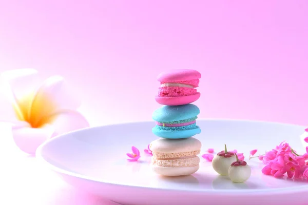 Színes macarons vagy macaroons desszert édes szép enni — Stock Fotó