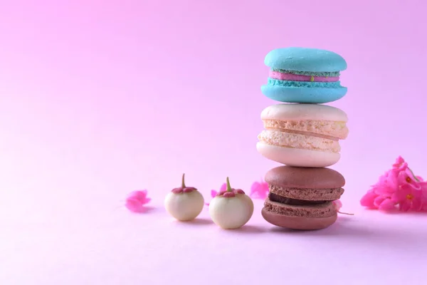 Macarons coloridos ou macaroons sobremesa doce bonito para comer — Fotografia de Stock