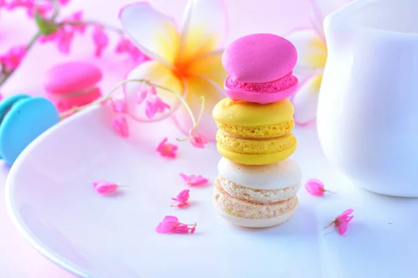 Macarons colorés ou macarons dessert sucré beau à manger — Photo