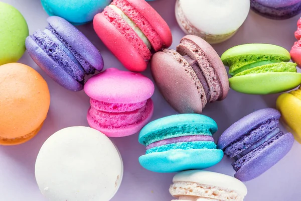 Kleurrijke macarons of bitterkoekjes dessert zoete mooi om te eten — Stockfoto