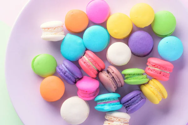 Macarons coloridos ou macaroons sobremesa doce bonito para comer — Fotografia de Stock