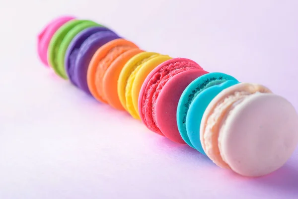 Macarons coloridos ou macaroons sobremesa doce bonito para comer — Fotografia de Stock