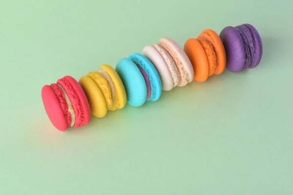 Kleurrijke macarons of bitterkoekjes dessert zoete mooi om te eten — Stockfoto