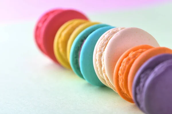 Kleurrijke macarons of bitterkoekjes dessert zoete mooi om te eten — Stockfoto