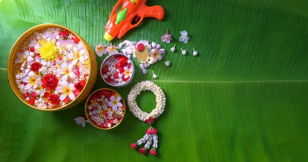 Thailändische traditionelle Jasmingirlande und bunte Blume im Wasser — Stockfoto