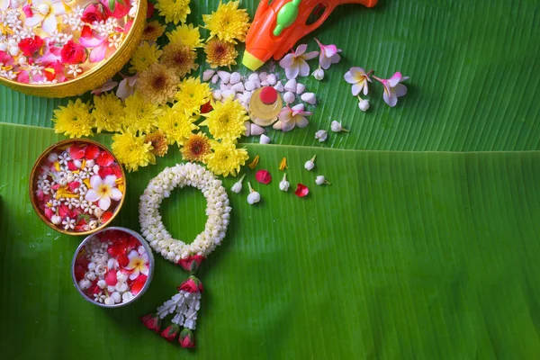 Thailändsk traditionell Jasmin garland och färgglada blommor i vatten bo — Stockfoto