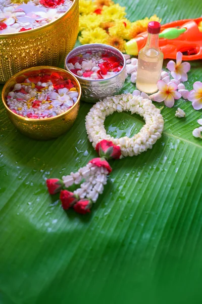 Thailändische traditionelle Jasmingirlande und bunte Blume im Wasser — Stockfoto