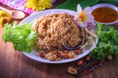 Yemek yemekler üzerinde ahşap floo kabarık baharatlı yayın balığı ile mango sos