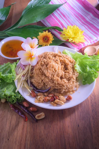 Silure épicée moelleuse avec sauce mangue Plats à vaisselle sur floo en bois — Photo