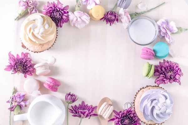 Macarrones o macarrones y cupcakes con leche sobre un pastel vintage —  Fotos de Stock