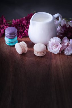 macarons veya macaroons ve ahşap tatlı tatlı süt güzel