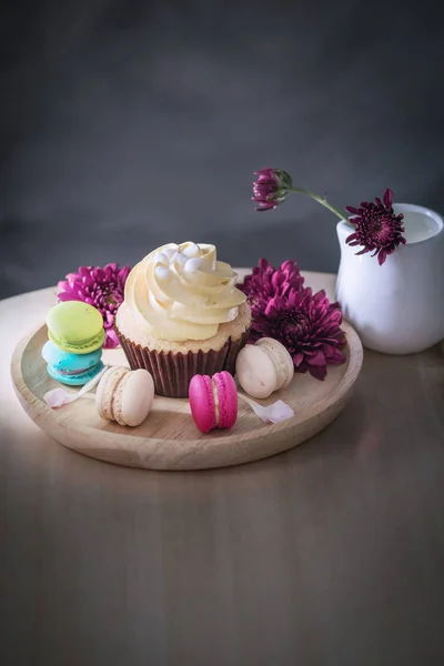 Macarrones o macarrones y cupcakes en postre de madera dulce belleza —  Fotos de Stock
