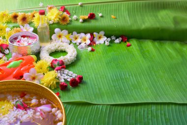 Tay geleneksel Yasemin garland ve renkli çiçek bo su