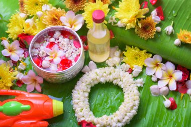 Tay geleneksel Yasemin garland ve renkli çiçek bo su