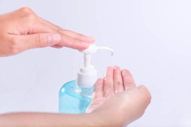 Korunmak için el yıkama jeli ve beyaz arka planda izole edilmiş Coronavirus hastalığı COVID-19 'dan koruma..