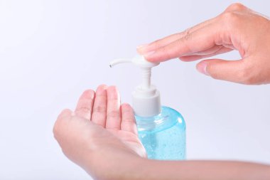 Korunmak için el yıkama jeli ve beyaz arka planda izole edilmiş Coronavirus hastalığı COVID-19 'dan koruma..