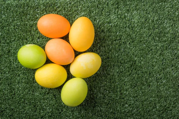 草の上にカラフルな卵とハッピーイースターコピースペース付きビュー — ストック写真