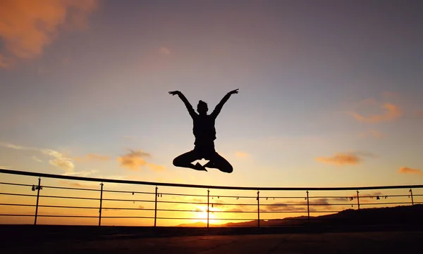 Menina no céu por do sol — Fotografia de Stock