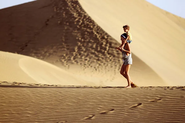 Máma s slunce v poušti — Stock fotografie