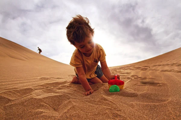 Babyboy em um deserto — Fotografia de Stock