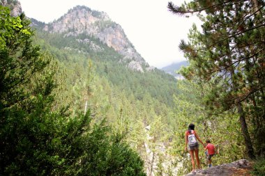 Anne ile oğlu dağlarda