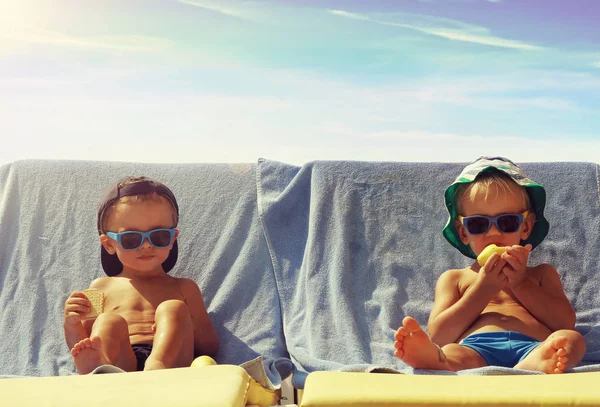 Dois rapazes fixes a tomar sol — Fotografia de Stock