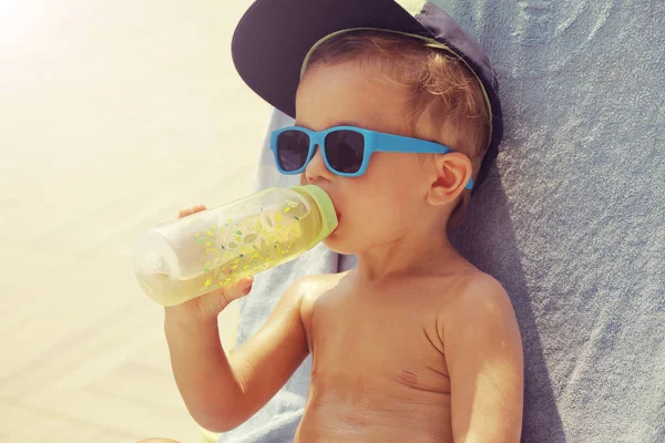 Legal e bonito menino tomando banho de sol — Fotografia de Stock