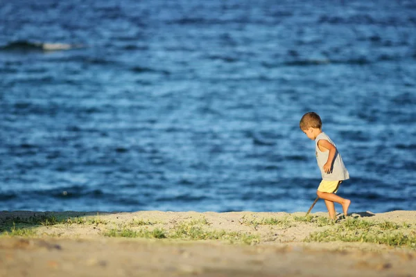Niño en la colina con el mar en el fondo — Foto de Stock